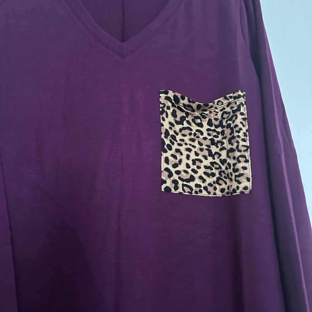 Zenana V-Neck Leo Pocket Top NWOT Size Large LS Plum - Picture 4 of 6